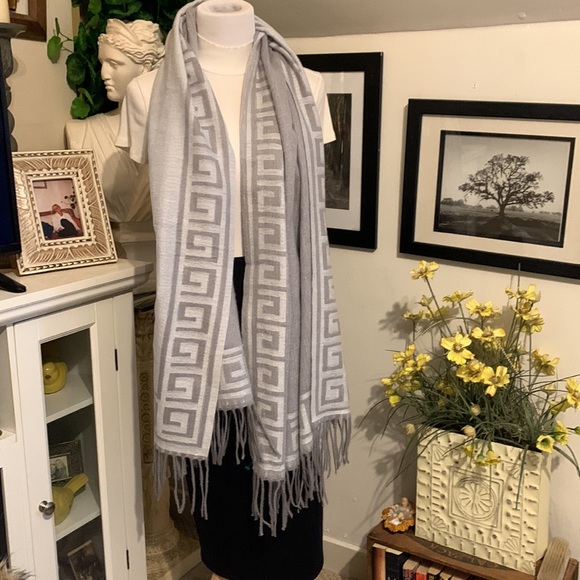 Oversized G monogram reversable oversized scarf shawl - Picture 6 of 9